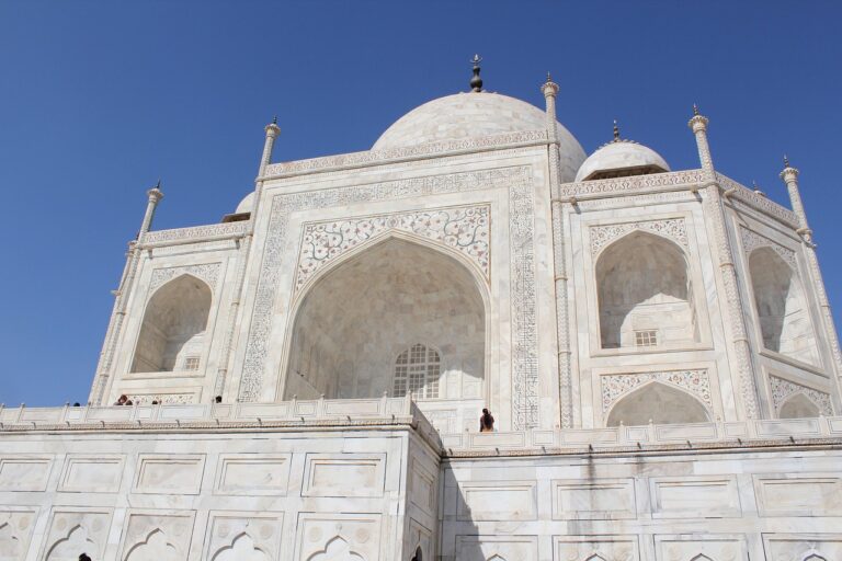 taj mahal, india, agra, travel, architecture, palace, tourism, monument, marble, religion, islam, culture, dome, emperor, tomb, symbol, asia, famous, world, mumtaz, landmark, wonder, white, love, heritage, minaret, nature, tourist, structure, mughal, mausoleum, temple, unesco, tower, day, landscape, ancient, sky, building, city